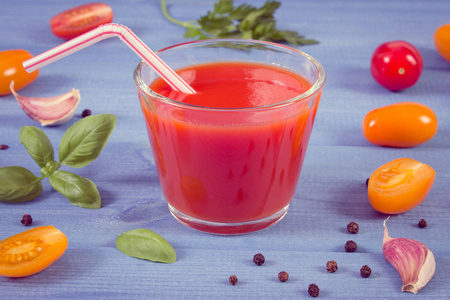 老式照片 番茄汁和香料，健康营养的蔬菜