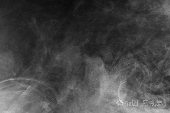 美丽的风暴云孤立在黑色背景上烟雾从香烟vape