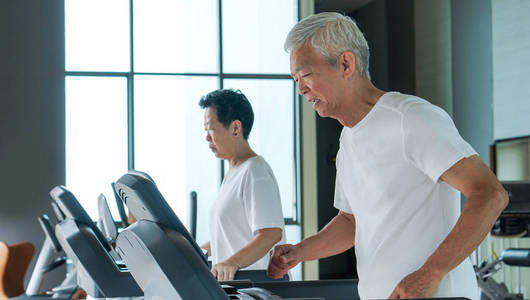 健康的亚洲高级夫妇在健身房跑步 tre 一起运动