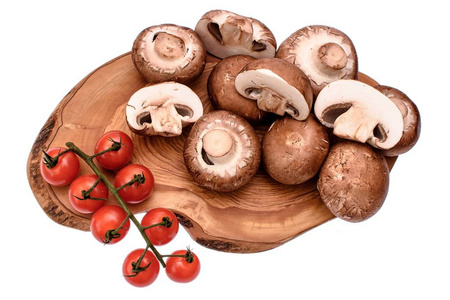 灰色蘑菇香菇和樱桃西红柿躺在木板的干燥油，白色背景上孤立