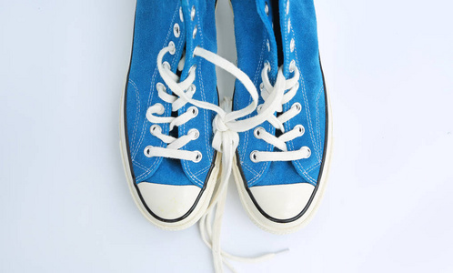 双新隔离在白色背景上的蓝色运动鞋