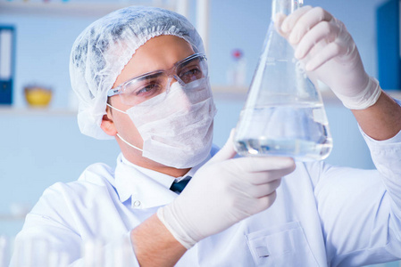 女科学家研究人员进行的实验室试验照片