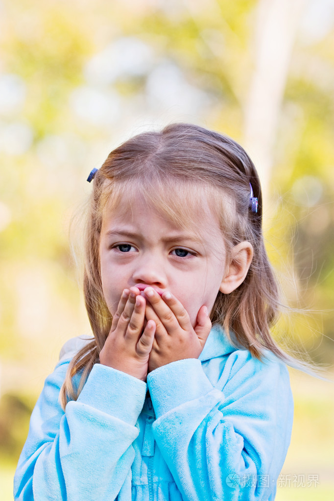 悲伤惊讶的孩子