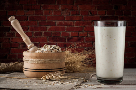 新鲜乳制品 小麦的仿古木制背景。有机耕作乳品的概念