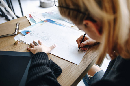 时装设计师绘图素描照片