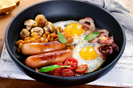 早餐在锅里煎的鸡蛋图片