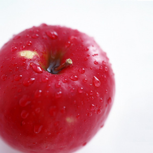 白色背景下的苹果和水滴