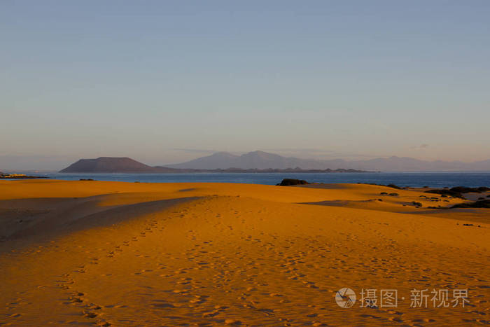 明亮的沙子和天空在大西洋背景。撒哈拉沙漠沙丘，美干旱背景