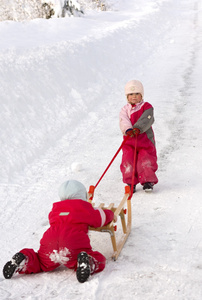 孩子们在雪地里玩耍