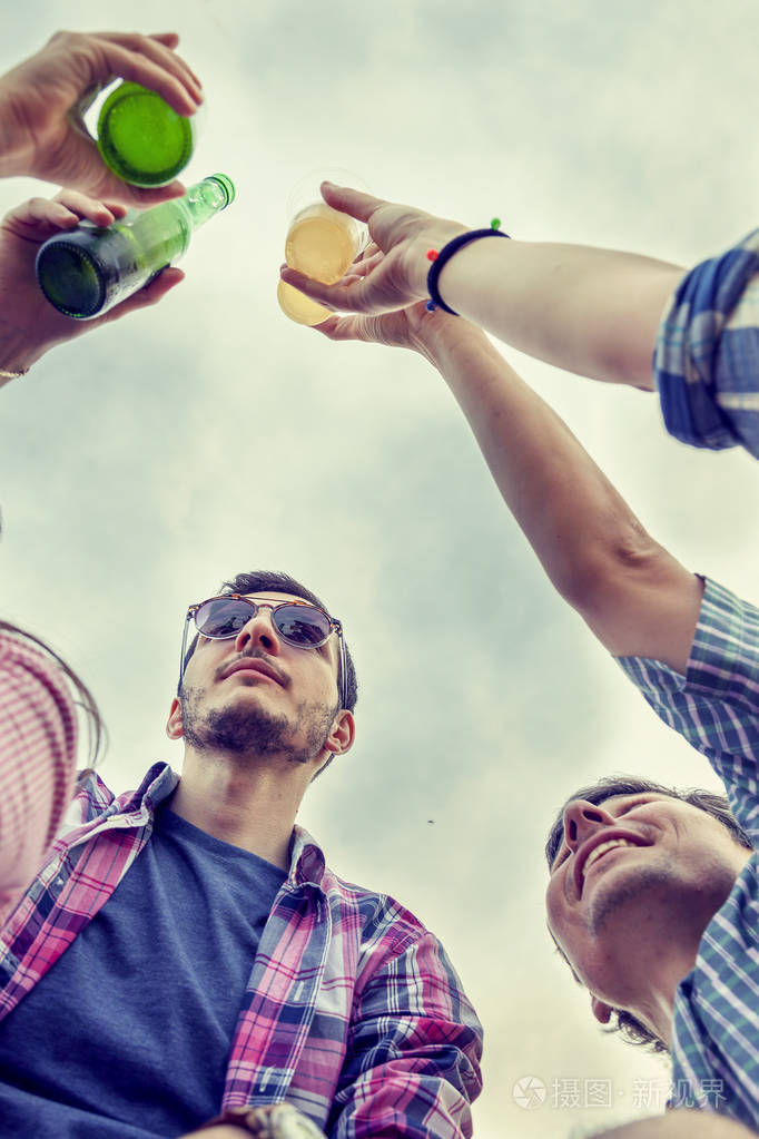 快乐群年轻朋友举杯同啤酒
