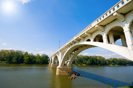 桥,桥梁 纽带 (舰船的)驾驶台,船桥 鼻梁照片