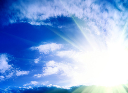 太阳和草的全景图美丽的绿草领域与太阳照耀着清澈的蓝天花束图标太阳