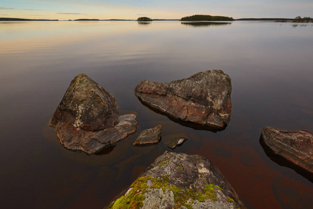 芬兰与湖和岩石景观。日落。Koli。Pielinen