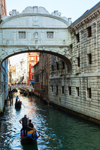 威尼斯，意大利。叹息桥吊船浮在运河是