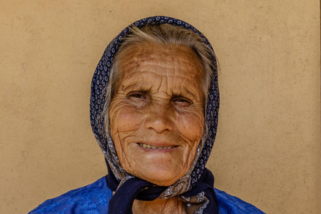 美丽的皱纹微笑老女人的画像