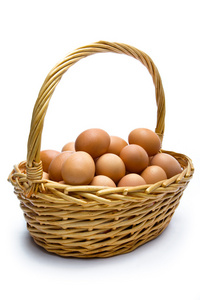 白色背景篮子里的鸡蛋