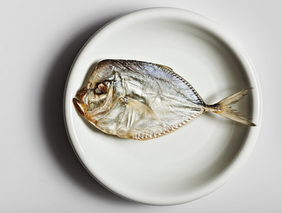 白色盘子里的咸月鱼图片