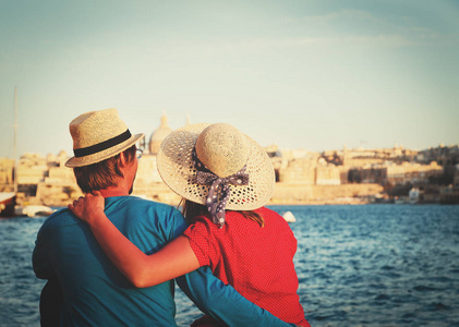 快乐的年轻夫妇在马耳他旅行