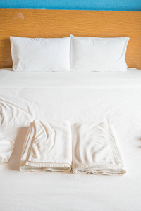白色的枕头和床