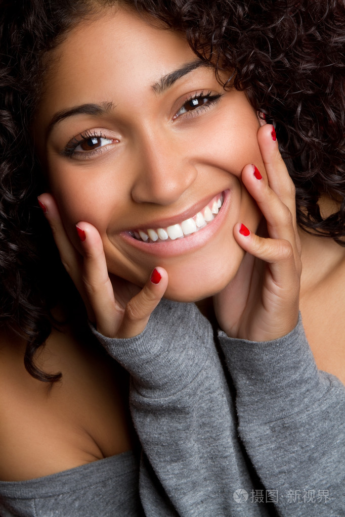 微笑的黑人女人照片-正版商用图片0195j1-摄图新视界