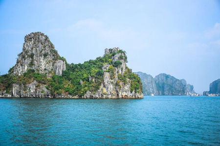 美丽的景色的下龙湾,在东北的越南广宁省,一个非常受欢迎的旅游目的地