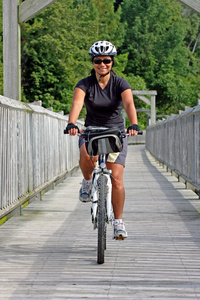 骑自行车过桥