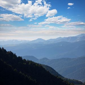 小山，山冈 hill的名词复数  斜坡 丘陵 冈峦