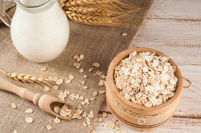 新鲜乳制品, 小麦的仿古木制背景.有机耕作乳品的概念