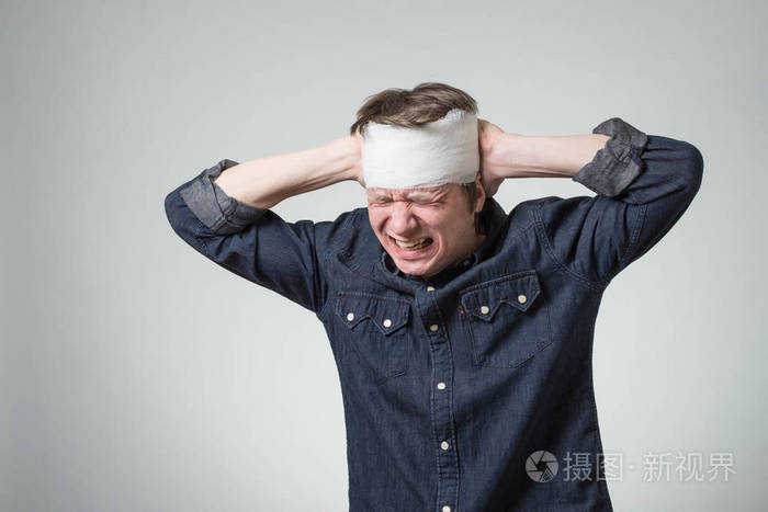 在他头上的绷带的人