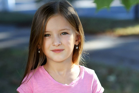 小女孩抓痒可爱的小女孩看起来向在夏天背景照片