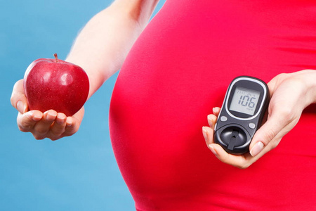 孕妇与苹果与血糖仪好结果血糖, 糖尿病与孕期营养照片