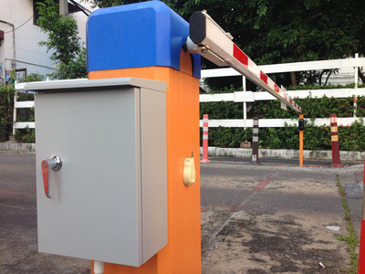 通过带有摊位和屏障的检查站的进出自行车道的灵活交通安全岛护柱酒店