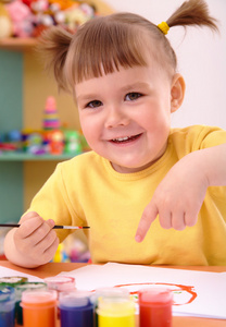 幼儿在幼儿园玩颜料图片