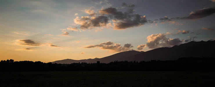 一个美丽的塔特拉山风景，在晴朗的一天