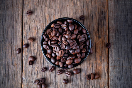 咖啡豆在木地板受欢迎的饮料