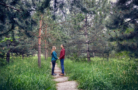 在森林里的年轻时髦夫妇