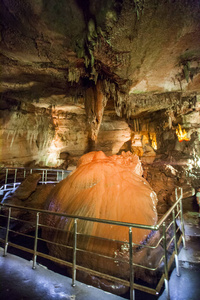 在佐治亚州的 Sataphlia 洞穴