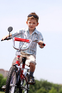 男孩骑自行车去兜风