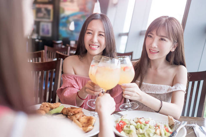 在餐馆吃饭的女人