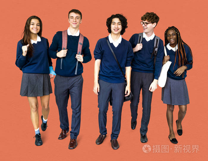 学校学生与袋行走