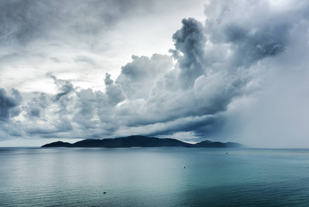 具有戏剧性的暴风雨天空精彩海景