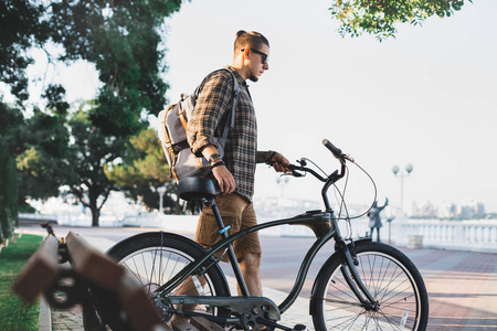 年轻人与路堤自行车骑自行车的人走在夏天日常生活方式城市休息的概念
