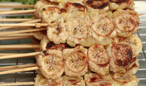 在市场上的烤香蕉照片