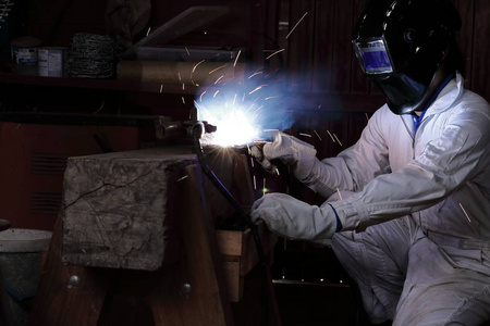 焊机焊接金属在工厂里的人工业的概念