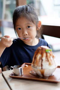 亚洲孩子喜欢吃夏威夷刮冰冷冻甜点