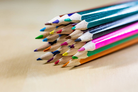 美丽和彩色铅笔蜡笔。明亮的木桌