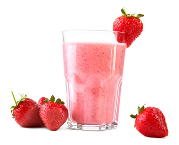 在一杯鸡尾酒的酒精。粉红色的草莓奶昔。果汁饮料，孤立在白色背景上的新鲜浆果