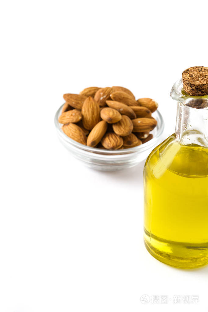 在瓶子里的白色背景上孤立的杏仁油