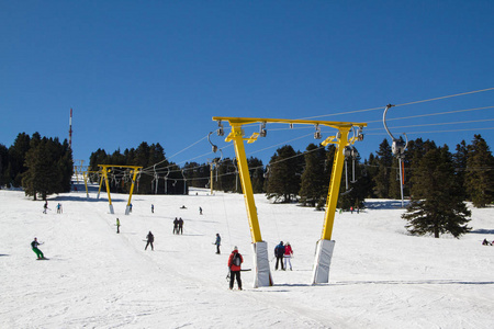 滑雪和滑雪板爱好者的滑雪电梯