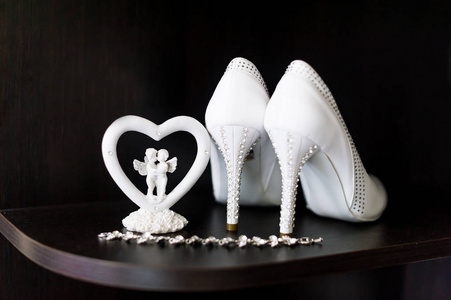 新娘的美丽白鞋